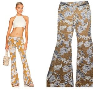 Stretchy tried to lounge in but they’re too long. I’m 5’3. No signs of wear.